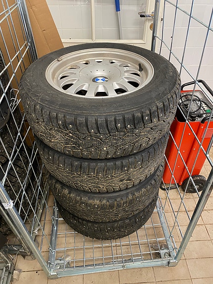 Bmw e39 oem vanteet nastoilla.