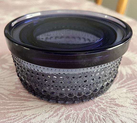 Iittala Kastehelmi sininen lasiastia kannella
