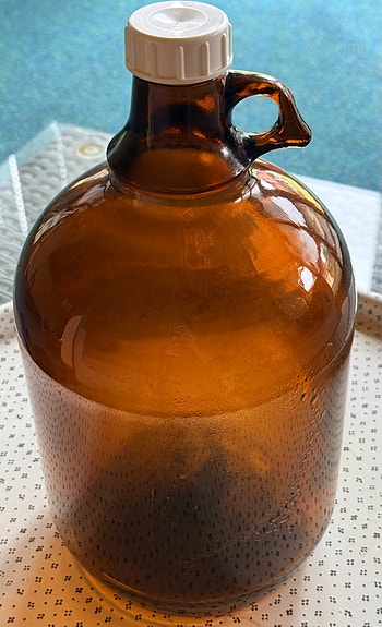 Ruskea lasipullo