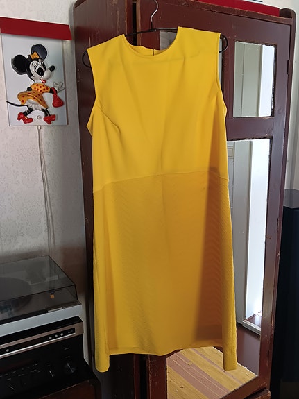 Keltainen retro mekko