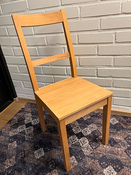 Puinen tuoli