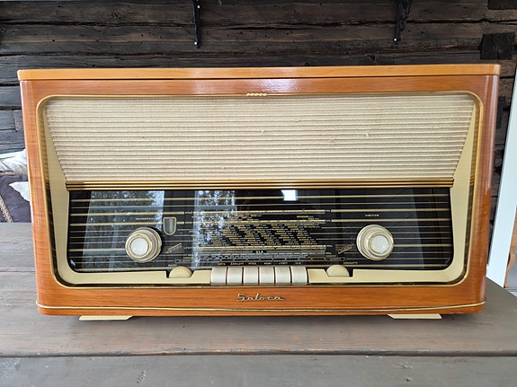 Vanha radio/levysoitin