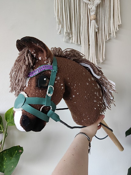 Pilkullinen ruskea keppihevonen