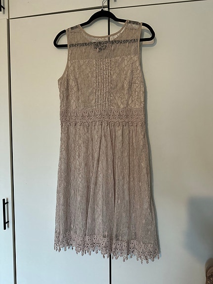 Beige pitsinen juhlamekko koko 40