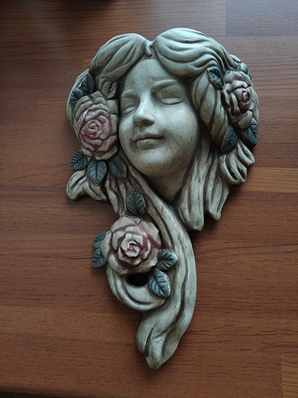Art Nouveau-tyylinen seinäkoriste