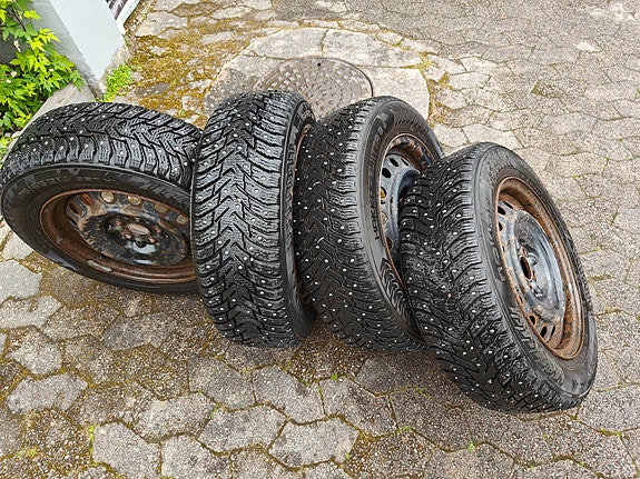 15 tuumaiset hakkapeliitta 8 talvirenkaat