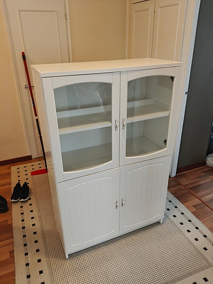 Valkoinen vitriinikaappi