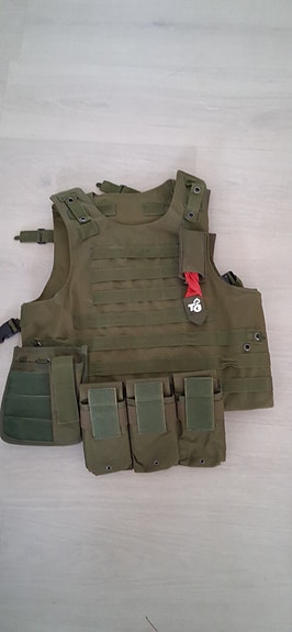 Airsoft-liivi tarvikkeineen.
