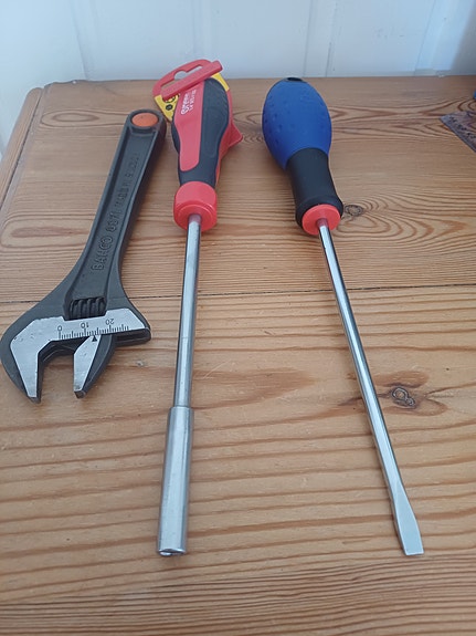 Talttapäämeisseli 6,5x150, ruuvitalttapidike 150 mm ja Bahcon jakoavain