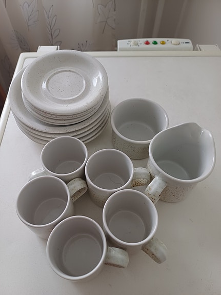 pentikin kupit ja tassit ja sokerikko ja kermakko