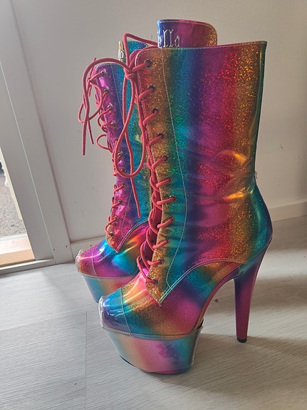 Hella Heels Limited Edition Pride Boots, koko 40