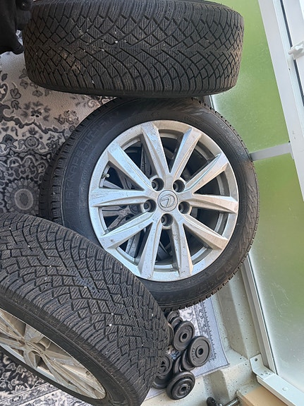 Lexus alkuperäisvanteet + lähes uudet Nokian Hakkapeliitta -kitkarenkaat