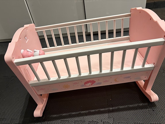 Baby Annabel sängyn
