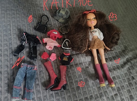 Bratz nukke vaatteilla ja asusteilla