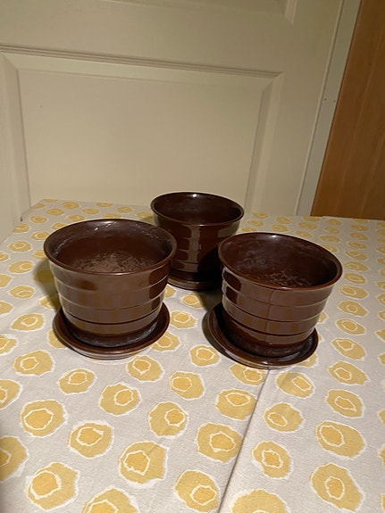 Arabian vanhat kukkaruukut aluslautasilla