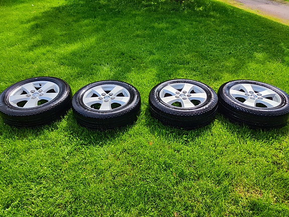 Dodge alkuperäiset vanteet 17" + TPMS-anturit (kesärenkaat 225/65 R17)