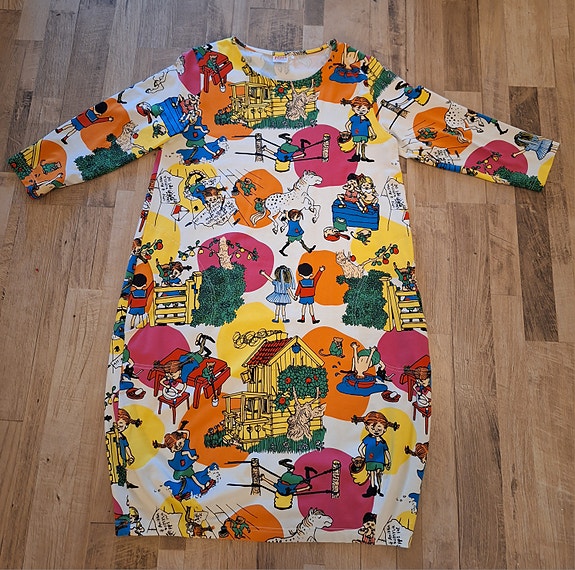 Peppi Pitkätossu Huvikummussa -mekko M