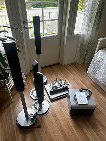 Kotiteatterijärjestelmä kaiuttimilla ja subwooferilla
