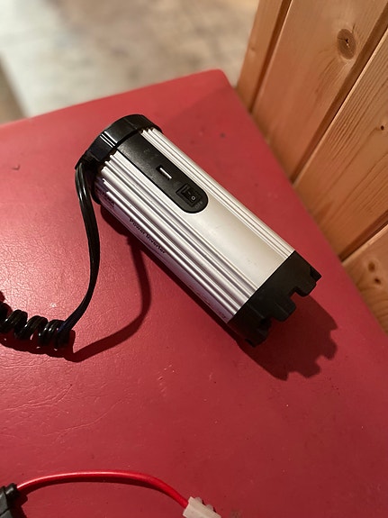 Invertteri 150w/12v/230V tupsyt-liitos autoon