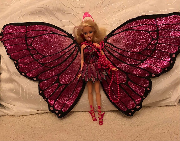 Mariposa Perhonen nukke vaaleat hiukset pinkki mekko