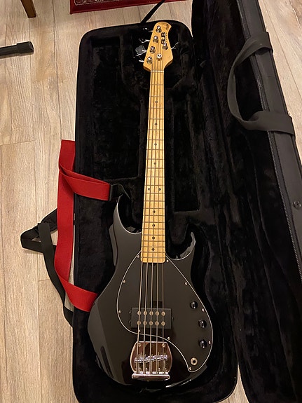 Sterling by Music Man S.U.B. Sting Ray5 musta 5-kielinen basso