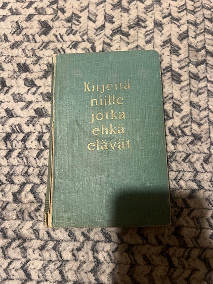 Kirjeitä niille jotka ehkä elävät - kirja