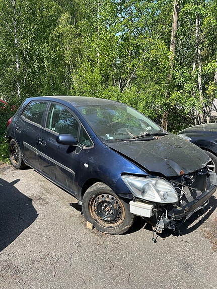 Toyota Auris varaosiksi