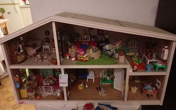 Lundby nukkekoti kalusteilla ja tarvikkeilla