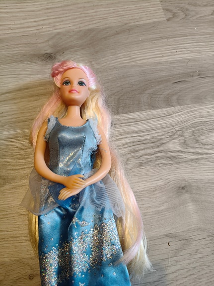 Aito Barbie juhlamekkoineen