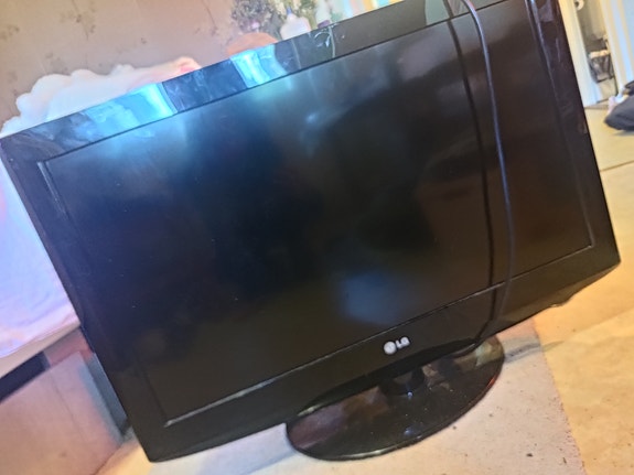 LG TV TARJO HINTA!! + alkuperäinen kaukosäädin, toimii hyvin