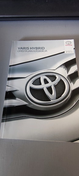 Yaris Hybrid käsikirja