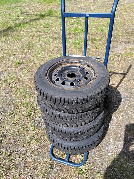 Auton talvirenkaat