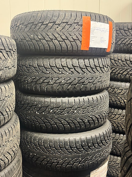 235 60 R18 Nokia Hakkapeliitta 10 SUV 107T. DOT 3324. Urasyvyys 8mm.