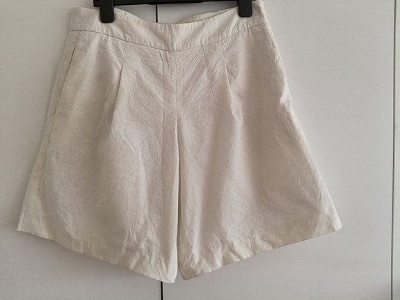 Hugo Boss puuvillashortsit, koko 38