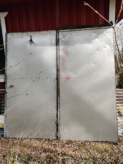 Autotallin metalliset pariovet
