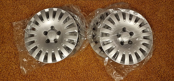 Saab 9-5, 9-3 Täysin uudet, alkuperäiset 15" pölykapselit