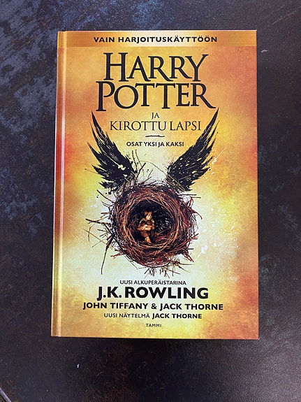 Harry Potter ja kirottu lapsi -kirja suomeksi kovakantinen