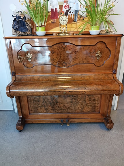 Pystypiano ruskea antiikki