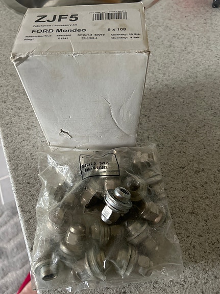 Auton vanteiden pultit / mutterit pussissa
