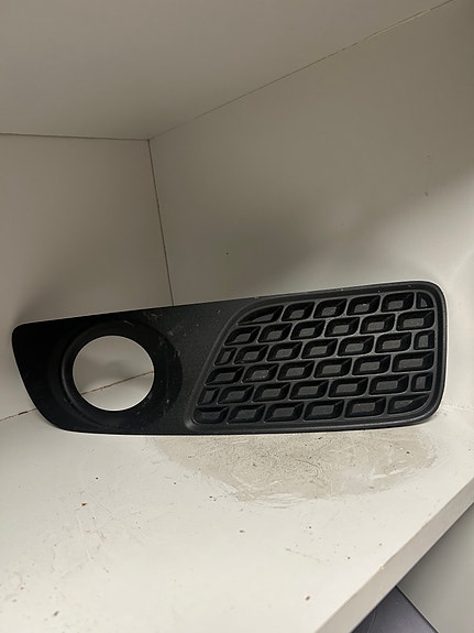 Volvo V70 mk3 vasen etusumuvalon ritilä