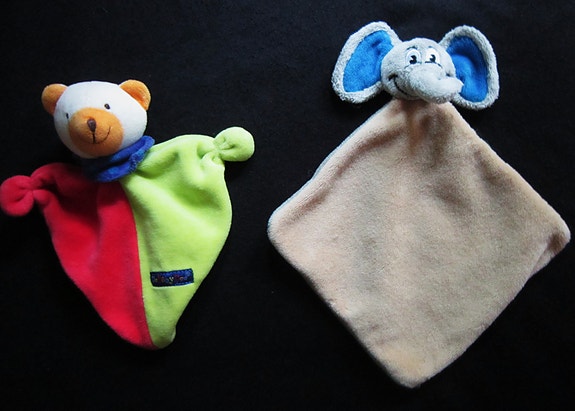 Kaksi pikkuista Unirättiä. Nalle ja Norsu