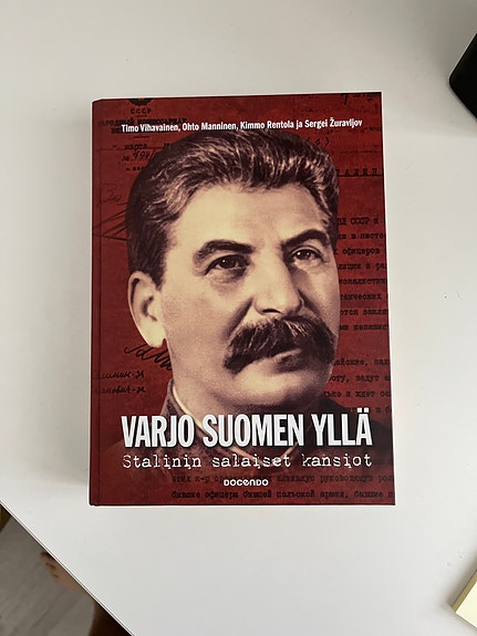 Varjo Suomen yllä - Stalinin salaiset kansiot -kirja