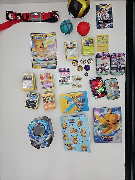 Paljon erilaisia pokemon kortteja ja tarvikkeita.