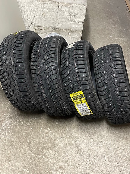 Sonix nastarenkaat 215/60/R16, uudet talvirenkaat