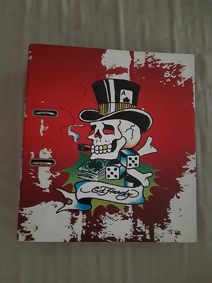 Ed hardy reikäkansio