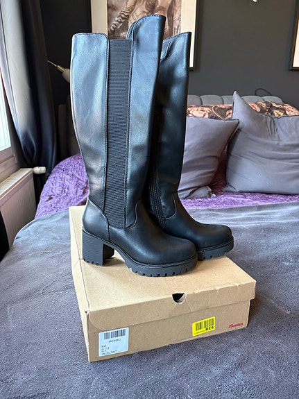 Bata polvi mittaiset saappaat