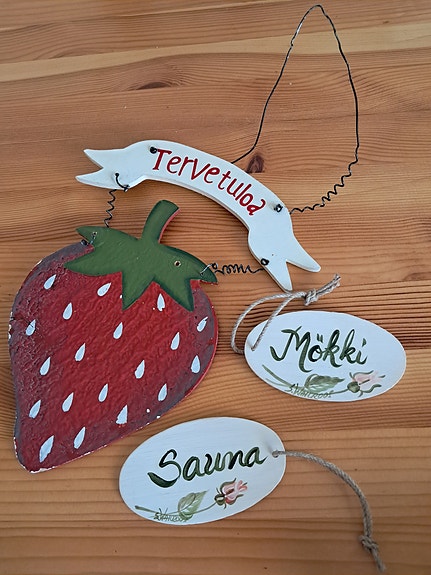 Tervetuloa-, Mökki- ja Sauna-kylttisetti mansikalla