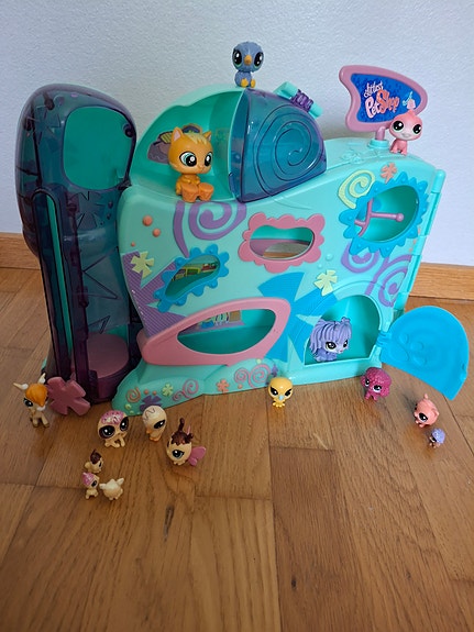 Littlest Pet Shop talo ja useita LPS-hahmoja