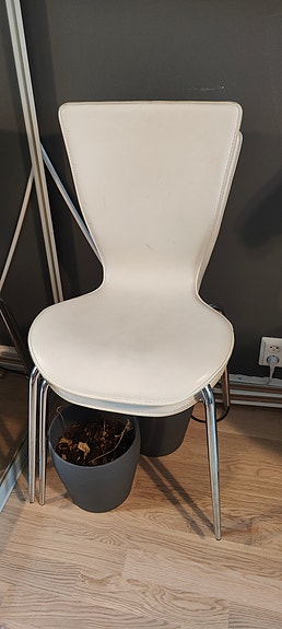 kaksi valkoista tuolia nahkaa