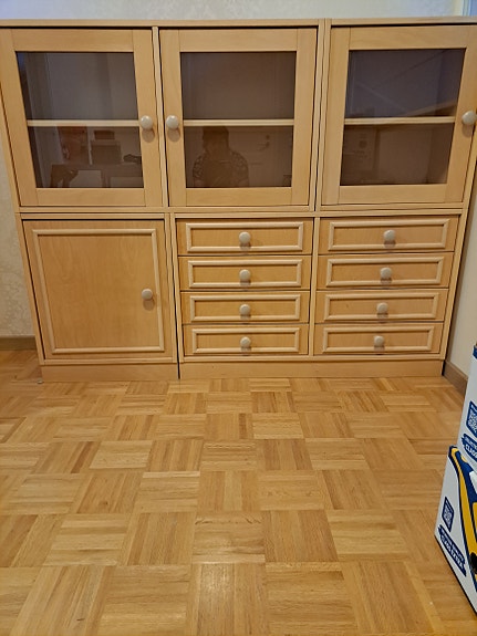 vitriini/ kirjahylly